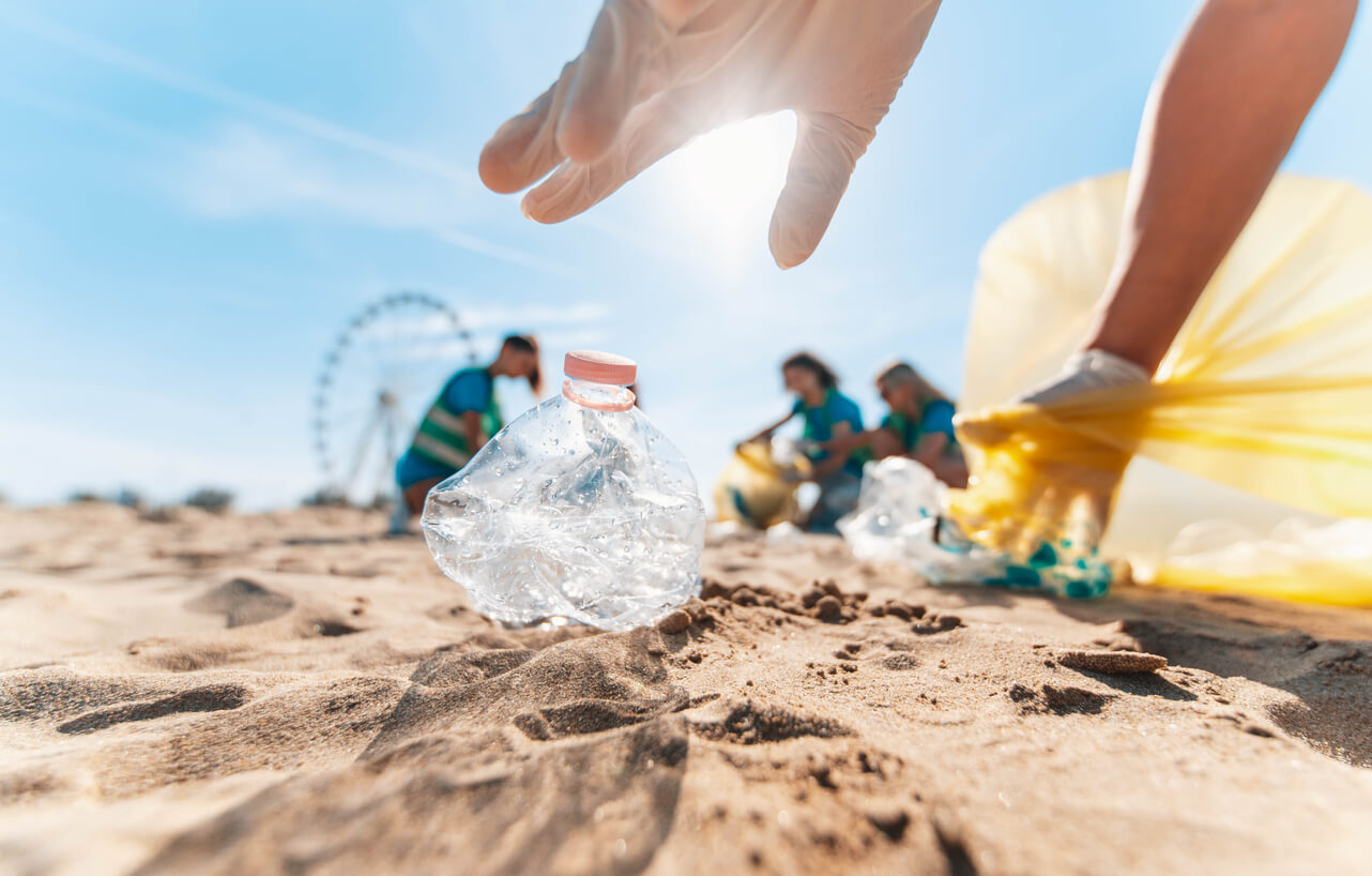 プラスチック問題とは？現状・原因・私たちにできる対策まで、わかりやすく解説のアイキャッチ画像。