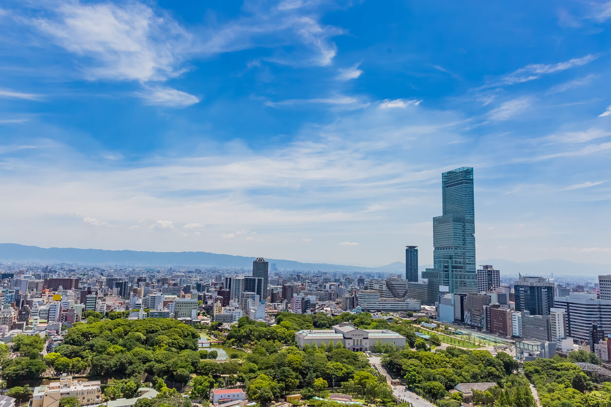 SDGs11「住み続けられるまちづくりを」の日本・海外の取り組み事例を課題とともに紹介のアイキャッチ画像。