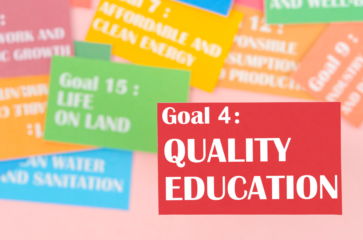 SDGs4「質の高い教育をみんなに」日本や世界、企業の取り組み事例のアイキャッチ画像。