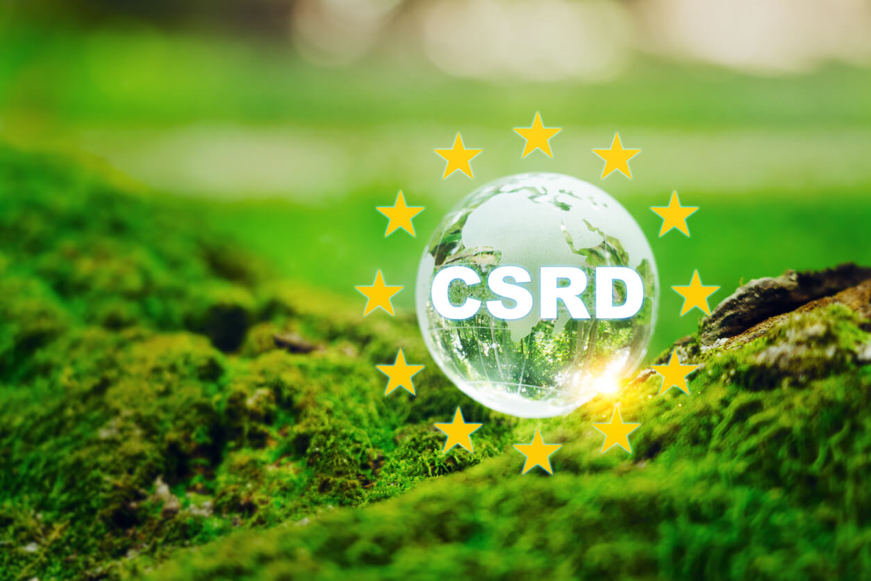 【2025年版】CSRD（企業サステナビリティ報告指令）とは？適用時期やダブルマテリアリティをわかりやすく解説のアイキャッチ画像。